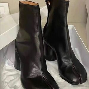 Elegant Black Leather Heeled Boots